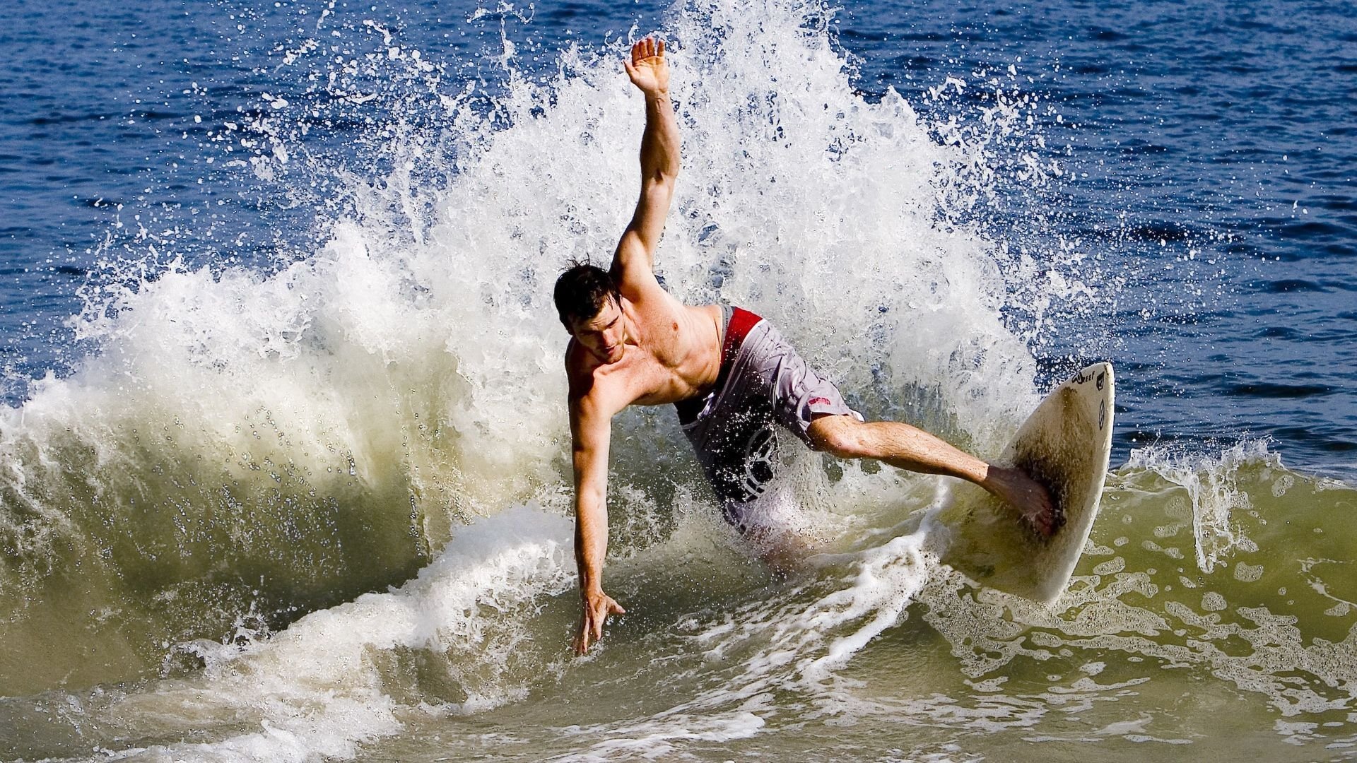 2015年总决赛:勇士在系列赛中逆转骑士,库里多次远距离飙投,最终成功夺冠,终结队史55年等待。