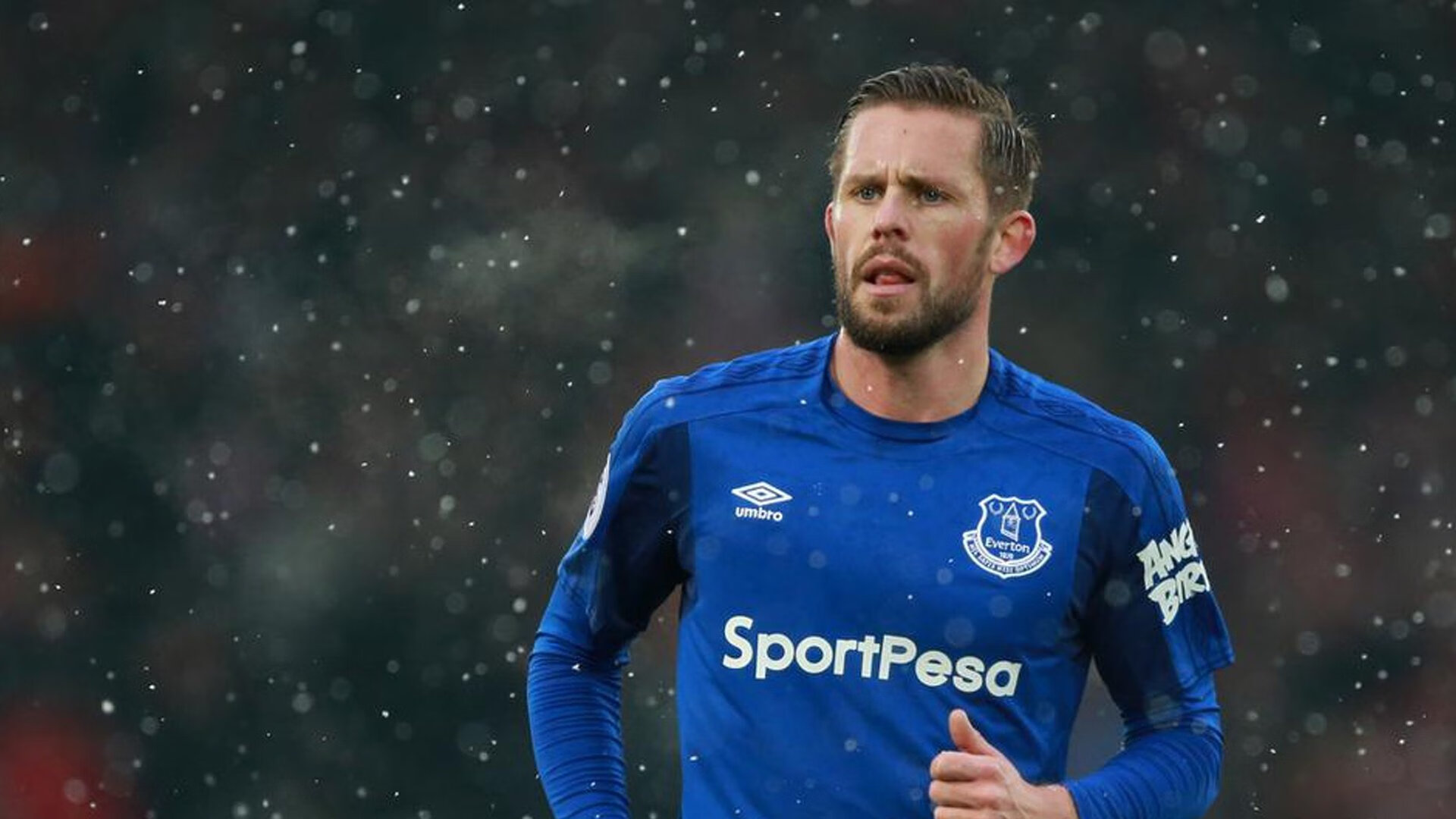 C罗赛后在球场中央独自默哀致敬传奇,c罗出战